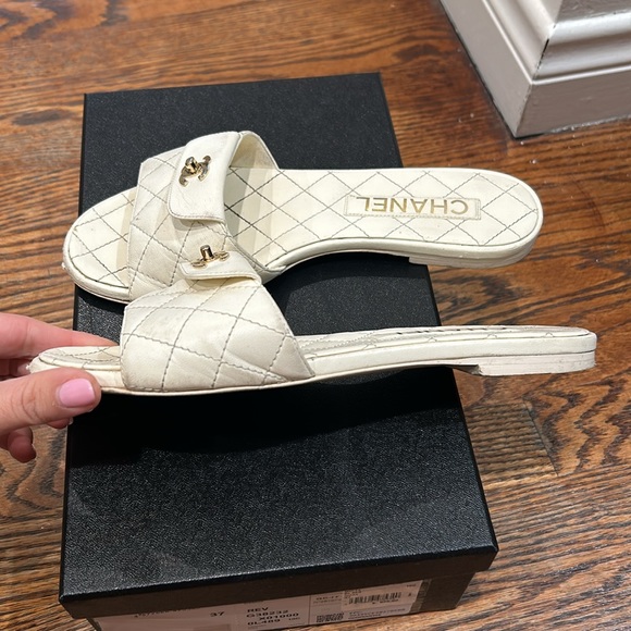 🤍Chanel turnlock sandal. size 7. - Picture 7 of 8